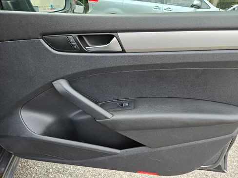 Used 2013 Volkswagen Passat S image 36