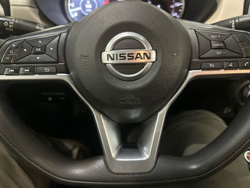 Used 2021 Nissan Versa SV FWD image 17