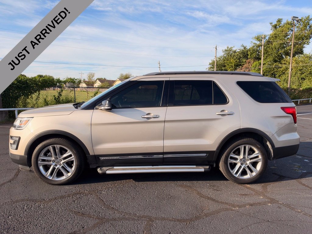 Used 2017 Ford Explorer XLT w/ Equipment Group 202A FWD image 8