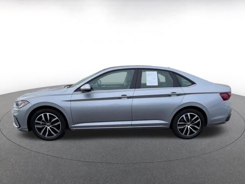 Used 2025 Volkswagen Jetta SE image 9
