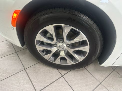 Used 2025 Chrysler Pacifica Pinnacle FWD image 17