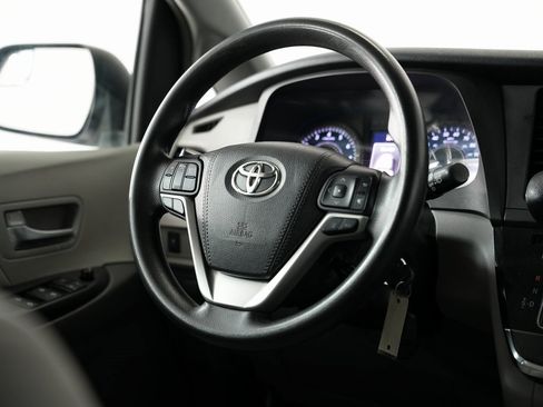 Used 2018 Toyota Sienna LE image 11