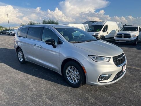 New 2026 Chrysler Pacifica Select image 9