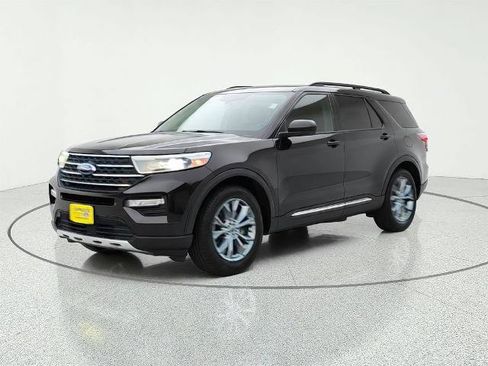Certified 2022 Ford Explorer XLT w/ Equipment Group 202A RWD image 3