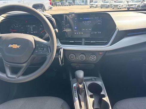 Used 2025 Chevrolet Trax LS w/ LS Convenience Package FWD image 18