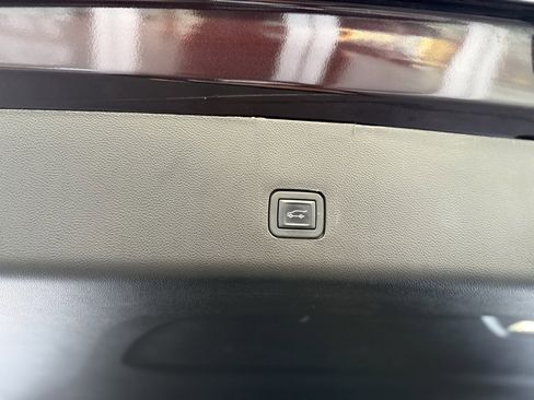 Used 2023 Chevrolet Traverse Premier image 24