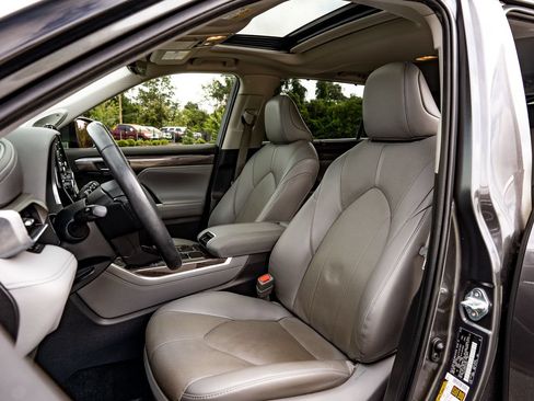 Used 2022 Toyota Highlander Limited FWD image 19