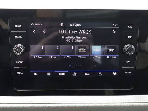 Used 2025 Volkswagen Taos SEL image 9