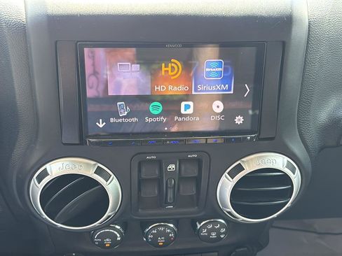Used 2017 Jeep Wrangler Unlimited Rubicon AWD/4WD image 29