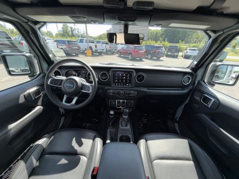 Used 2023 Jeep Wrangler Unlimited Sahara w/ Cold Weather Group AWD/4WD image 22