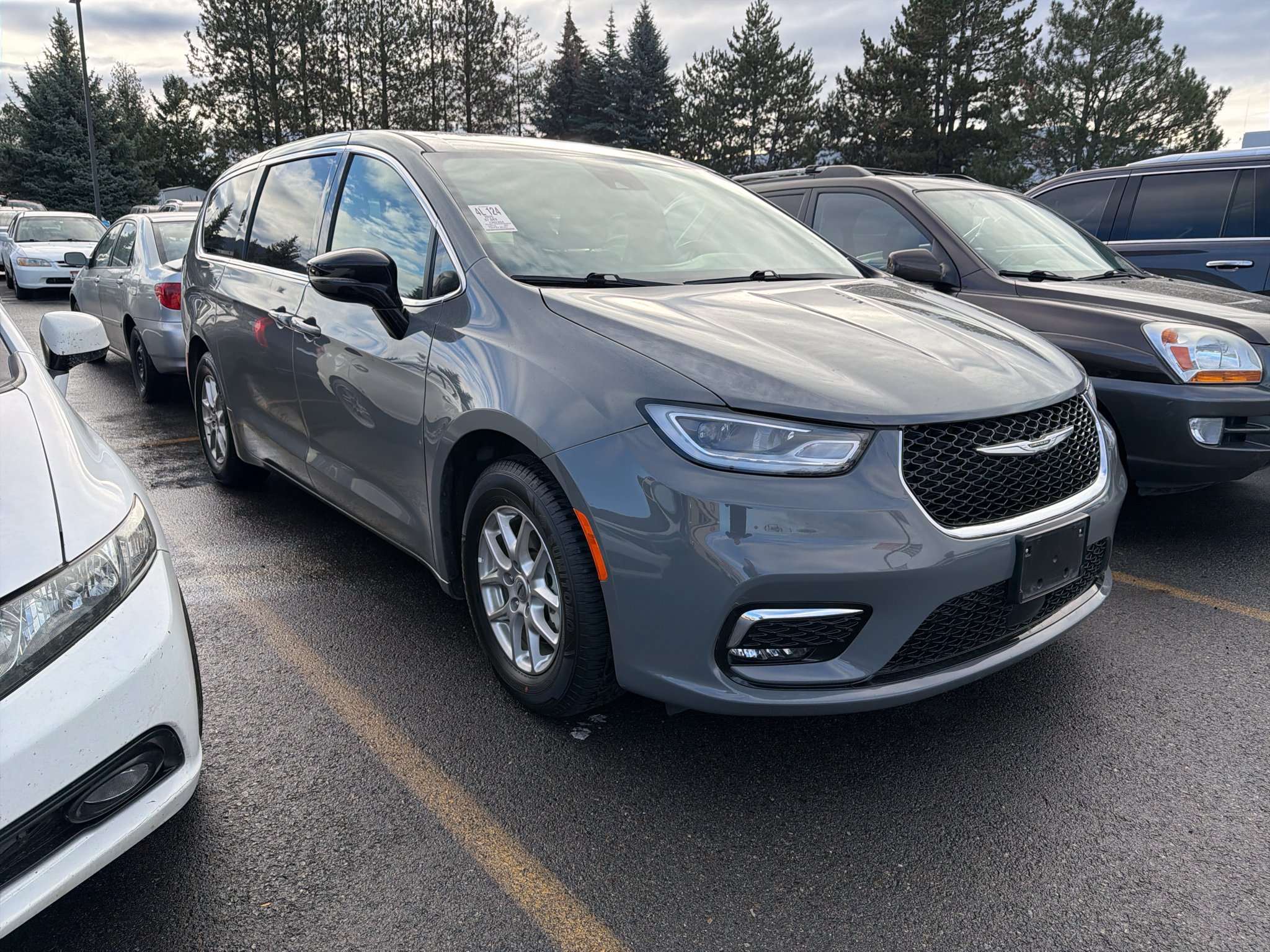 Used 2025 Chrysler Pacifica Select FWD image 3