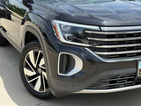 Used 2025 Volkswagen Atlas SE FWD image 3