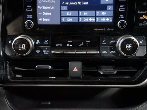 Used 2022 Toyota Highlander XLE FWD image 19