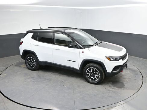 Used 2025 Jeep Compass Trailhawk w/ Trailer Tow Group AWD/4WD image 25