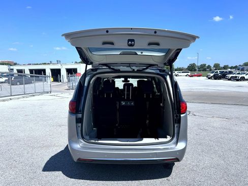Used 2018 Chrysler Pacifica Touring-L Plus FWD image 22