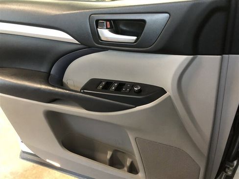 Used 2018 Toyota Highlander XLE image 11
