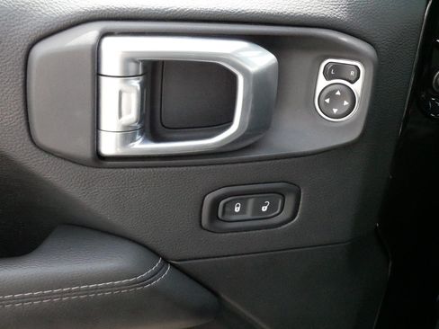 Used 2022 Jeep Wrangler Unlimited Sahara w/ Cold Weather Group AWD/4WD image 19