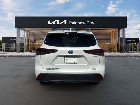 Used 2022 Toyota Highlander Limited FWD image 3