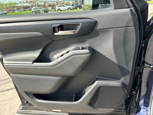 Used 2025 Toyota Highlander XLE AWD/4WD image 9