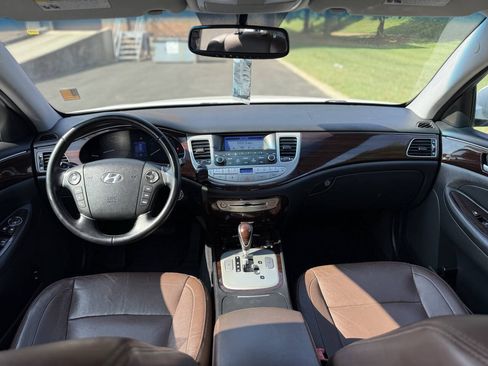 Used 2013 Hyundai Genesis 3.8 RWD image 10