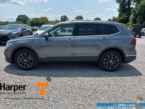 Used 2023 Volkswagen Tiguan SE w/ Panoramic Sunroof Package FWD image 2