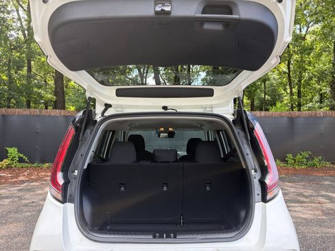 Used 2025 Kia Soul LX w/ LX Technology Package FWD image 29