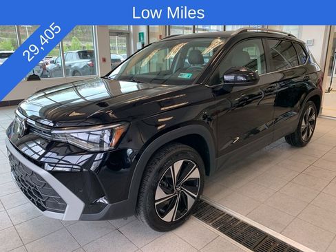 Used 2025 Volkswagen Taos SE image 2