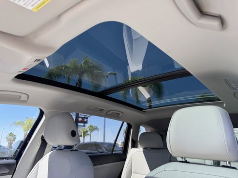 Used 2023 Volkswagen Tiguan SE w/ Panoramic Sunroof Package FWD image 26