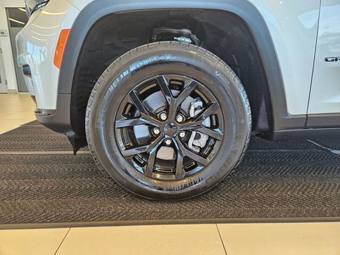 Used 2024 Jeep Grand Cherokee L Laredo image 12