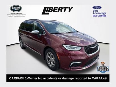 Used 2023 Chrysler Pacifica Limited w/ Uconnect Theater Family Group