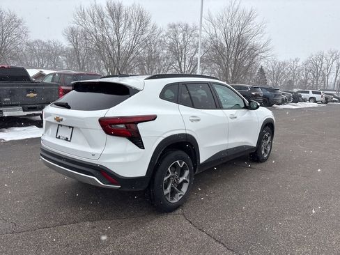 Used 2025 Chevrolet Trax LT w/ LT Convenience Package image 4