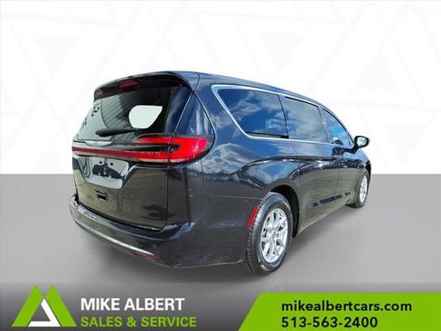 Used 2023 Chrysler Pacifica Touring-L FWD image 7