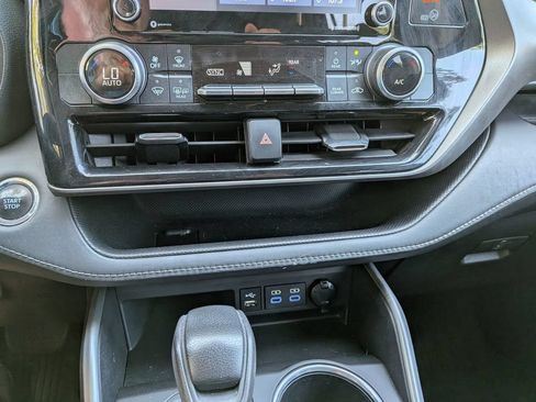 Used 2022 Toyota Highlander L FWD image 20