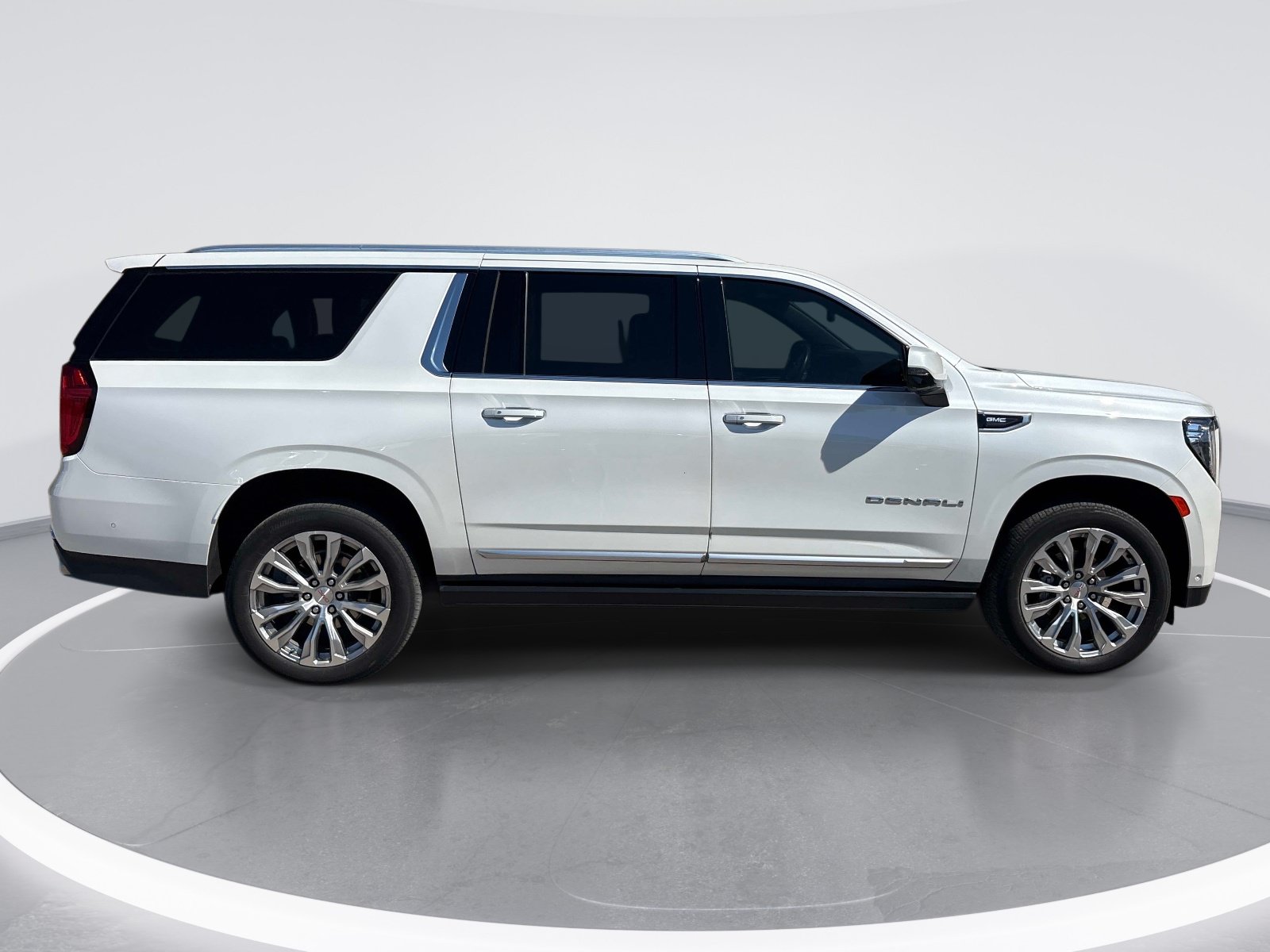 Used 2024 GMC Yukon XL Denali w/ Advanced Technology Package AWD/4WD image 7