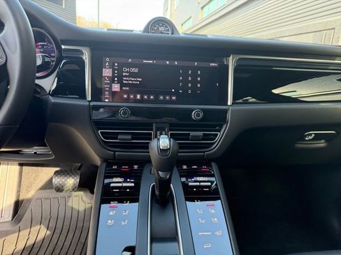Certified 2026 Porsche Macan image 24