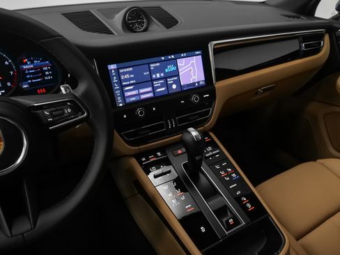 Certified 2025 Porsche Macan image 29