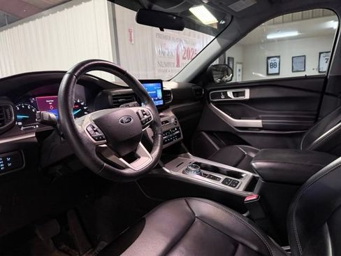 Used 2021 Ford Explorer XLT w/ Equipment Group 202A RWD image 11