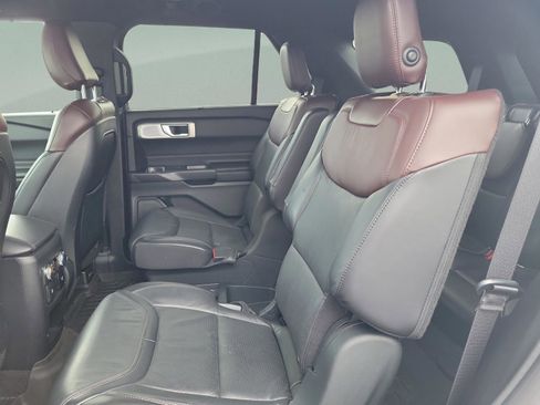 Used 2020 Ford Explorer Platinum w/ Premium Technology Package image 11