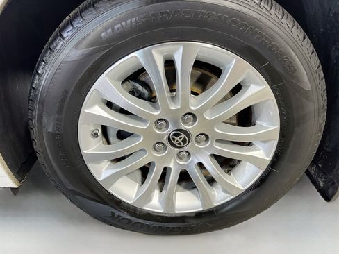 Used 2017 Toyota Sienna Limited FWD image 13