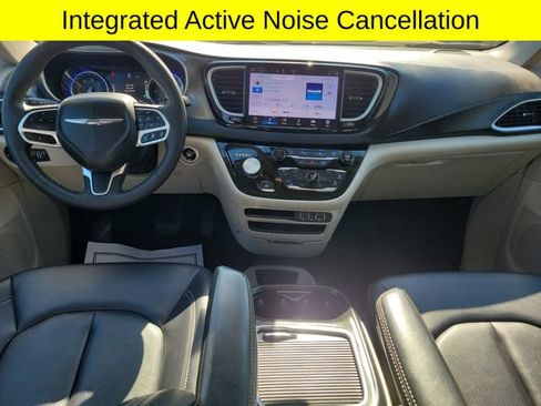 Certified 2024 Chrysler Pacifica Touring-L FWD image 8