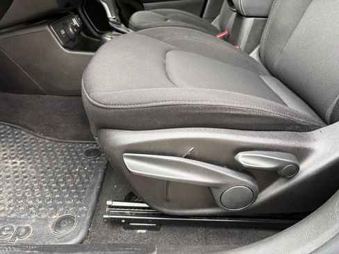 Used 2023 Jeep Renegade Latitude AWD/4WD image 13