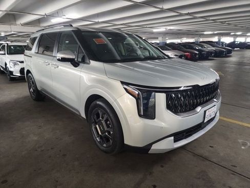 Certified 2025 Kia Carnival EX image 1