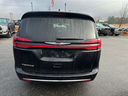 Used 2024 Chrysler Pacifica Touring-L image 9