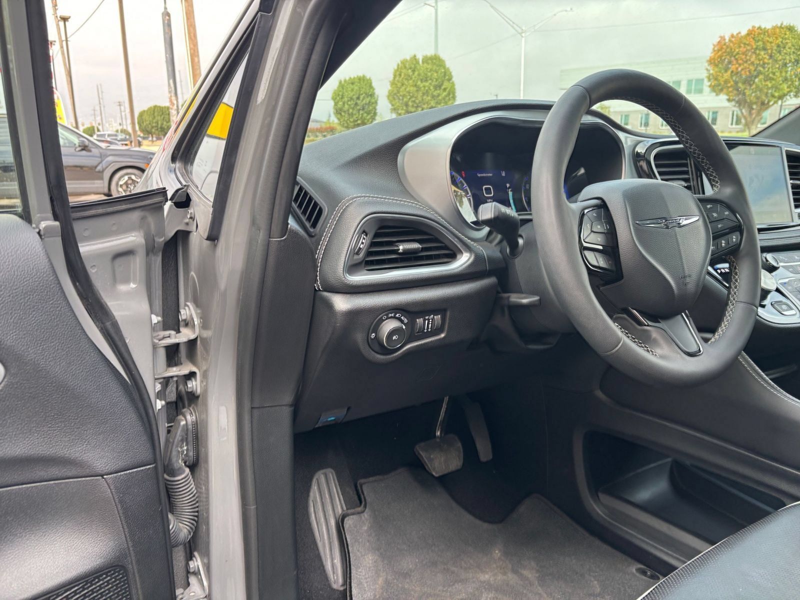 Used 2025 Chrysler Pacifica Limited FWD image 39