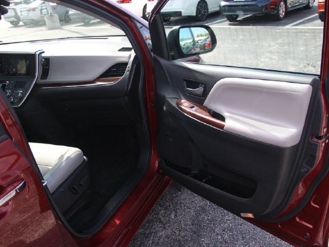 Used 2015 Toyota Sienna Limited Premium FWD image 33