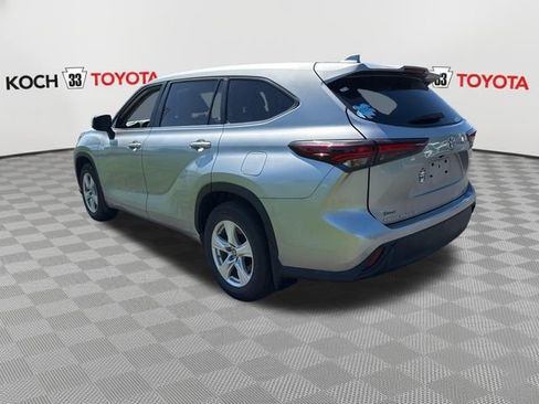 Used 2024 Toyota Highlander LE AWD/4WD image 6