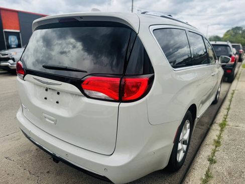 Used 2017 Chrysler Pacifica Touring-L Plus w/ Advanced Safetytec Group FWD image 5
