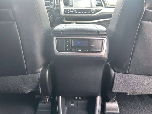 Used 2019 Toyota Highlander XLE AWD/4WD image 36