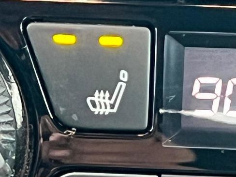 Used 2021 Nissan Versa SR w/ Convenience Package image 23