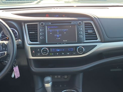 Used 2017 Toyota Highlander LE image 19